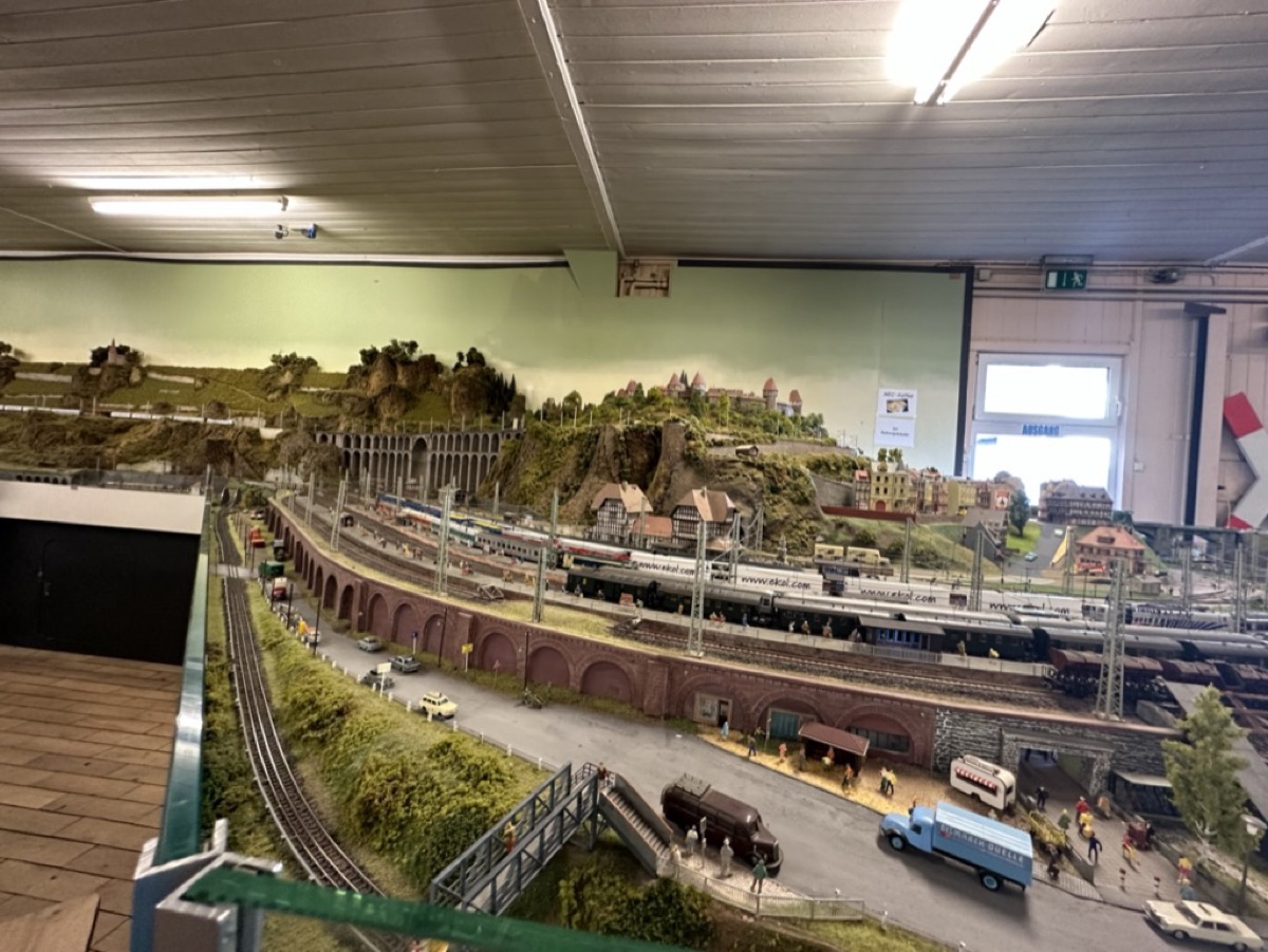 Foto von Malte: Blick von oben über die H0-Anlage mit Bahnhof, Viadukt und Burg