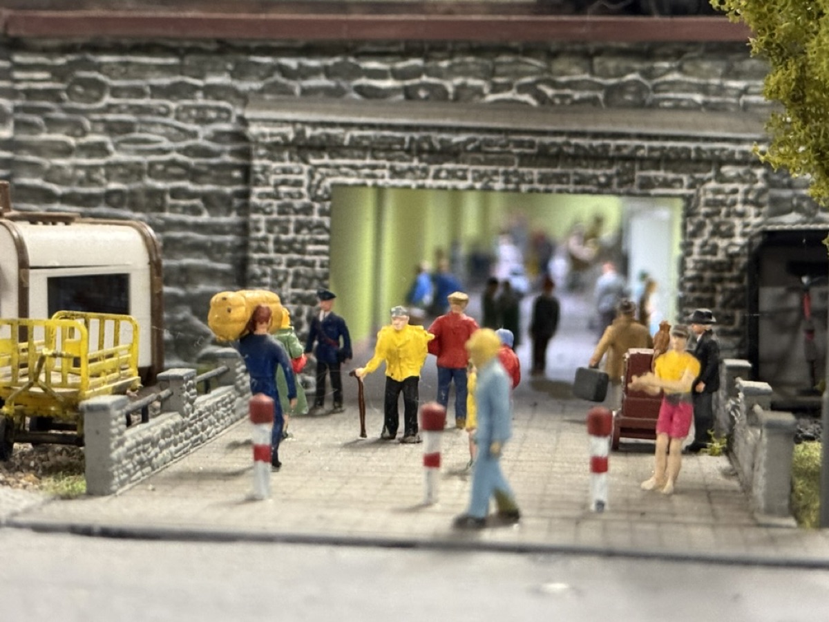 Foto von Malte: Figuren mit Gepäck vor einer Bahnhofsunterführung