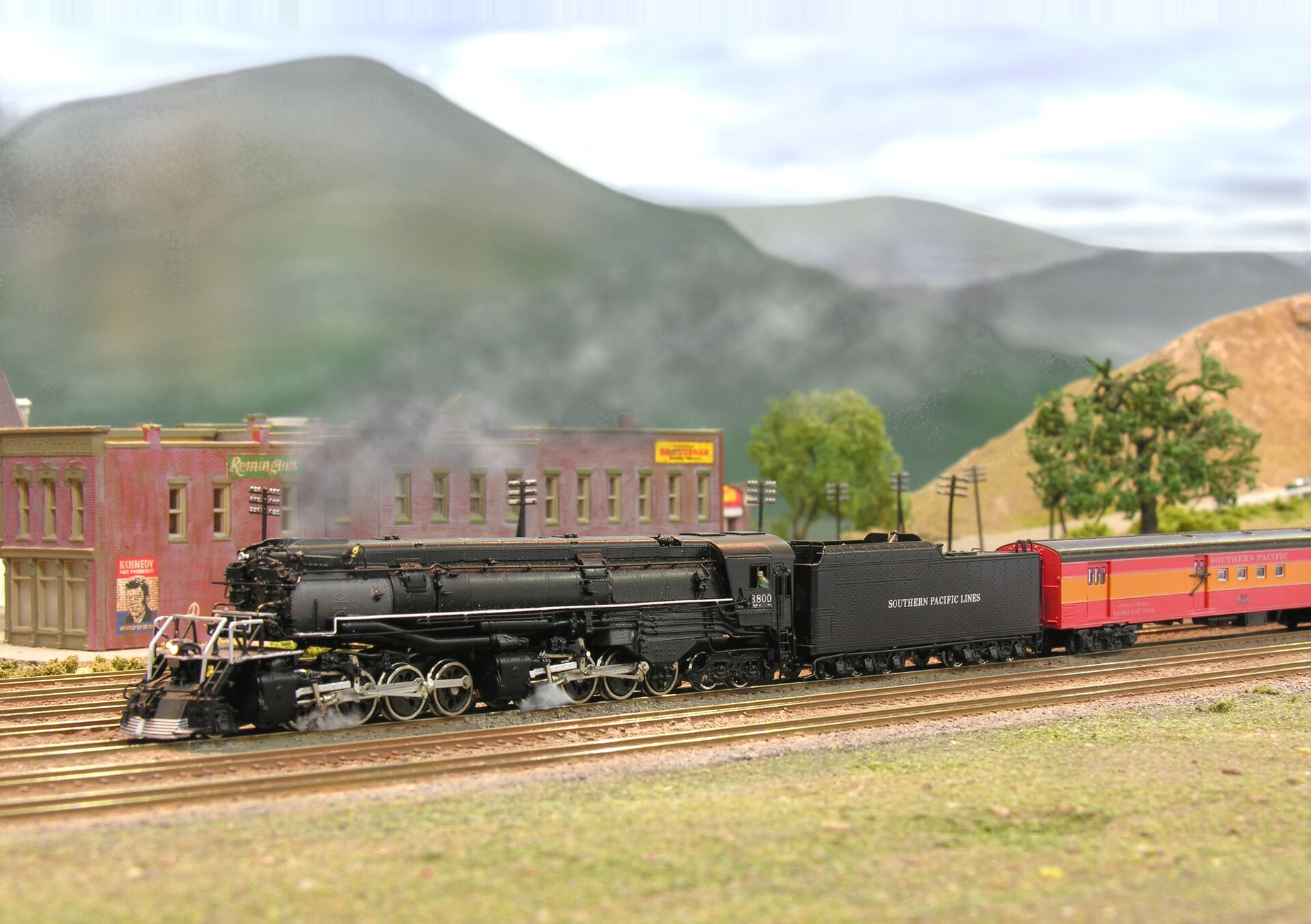 Schwarze Dampflok der Southern Pacific mit Zug vor Bergkulisse